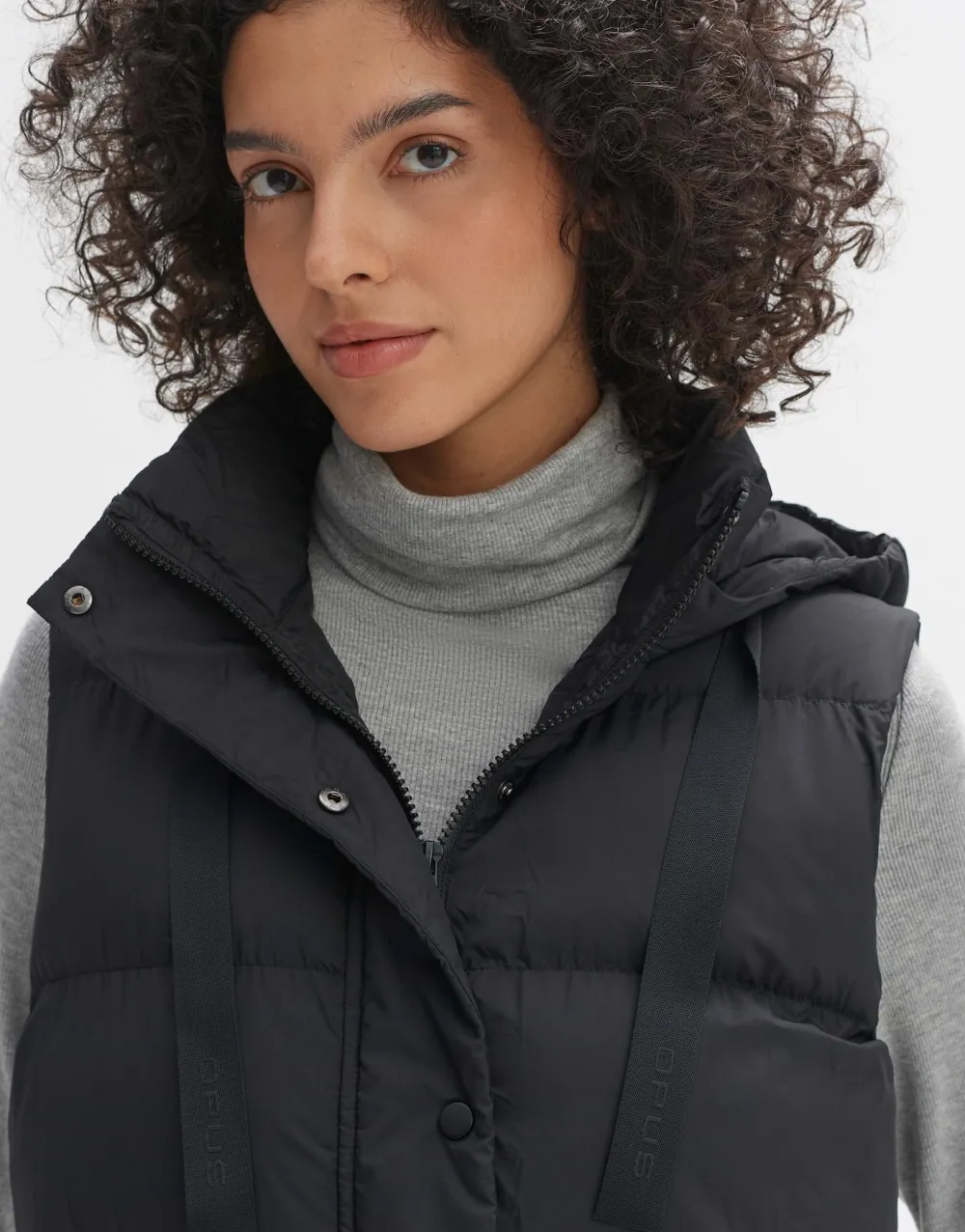 gewatteerde_bodywarmer_wafina_2-1.webp OPUS Fashion Gewatteerde Bodywarmer Wafina^ Blazer & Vesten