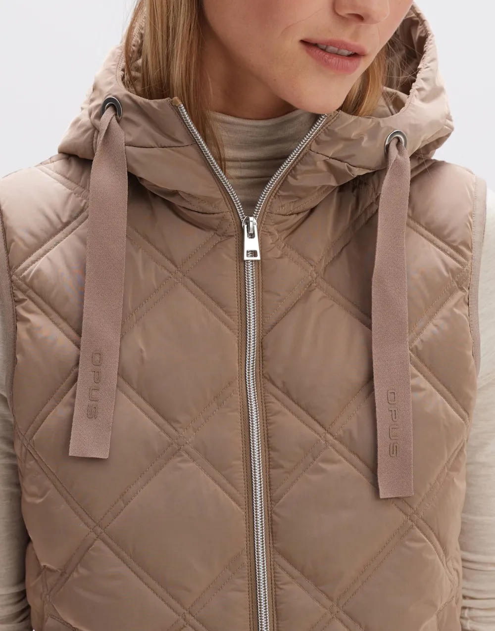 gewatteerde_bodywarmer_wemo_2-1.webp OPUS Fashion Gewatteerde Bodywarmer Wemo^ Blazer & Vesten