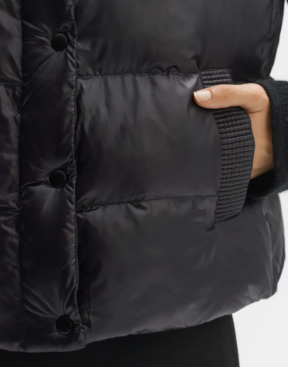 gewatteerde_bodywarmer_wulja_2.webp OPUS Fashion Gewatteerde Bodywarmer Wulja^ Blazer & Vesten